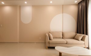 Minimalistische woonkamer met warme beige muren en een beige bank