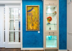 Woonkamer met een blauwe muur en wit houtwerk