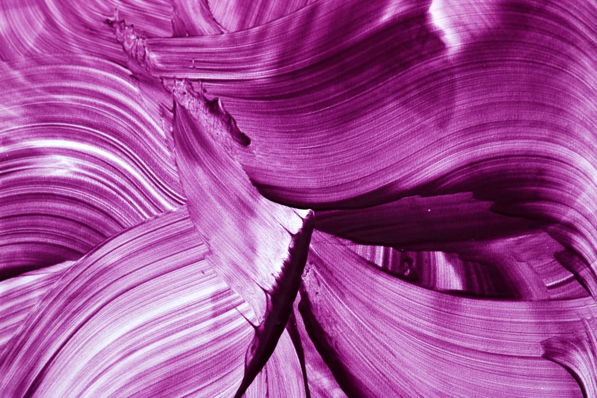 Paarse verfstreken in close-up