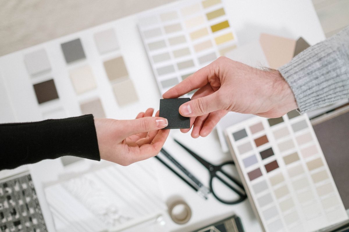 Interieurontwerpers vergelijken kleur- en materiaalstalen