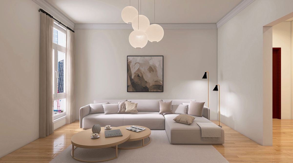 Lichte woonkamer met warme crèmewitte muren, beige bank en houten vloer