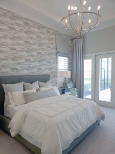 Moderne slaapkamer in wit en grijs met een elegante inrichting en veel natuurlijk licht