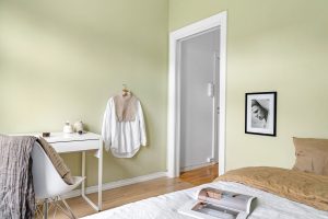 Rustige slaapkamer met zachtgroene muren