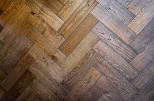 Pvc vloer in visgraatpatroon in warme houttinten